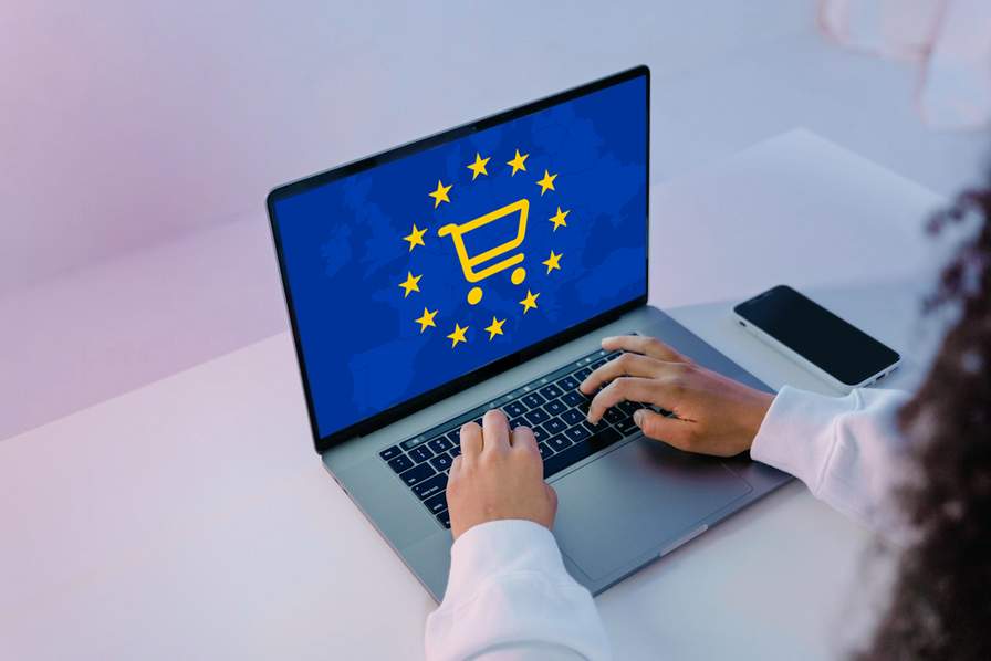 Produktsicherheitsverordnung 2025 Frau arbeitet am Laptop, auf dem Bildschirm ist die EU-Flagge zu sehen, im Kontext der Produktsicherheitsverordnung 2025